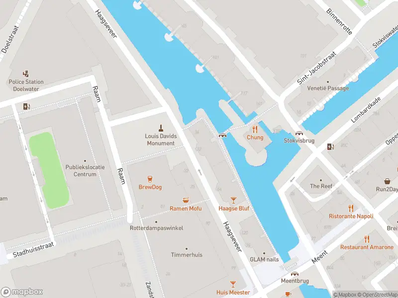 Ambulance met grote spoed naar de Haagseveer in Rotterdam