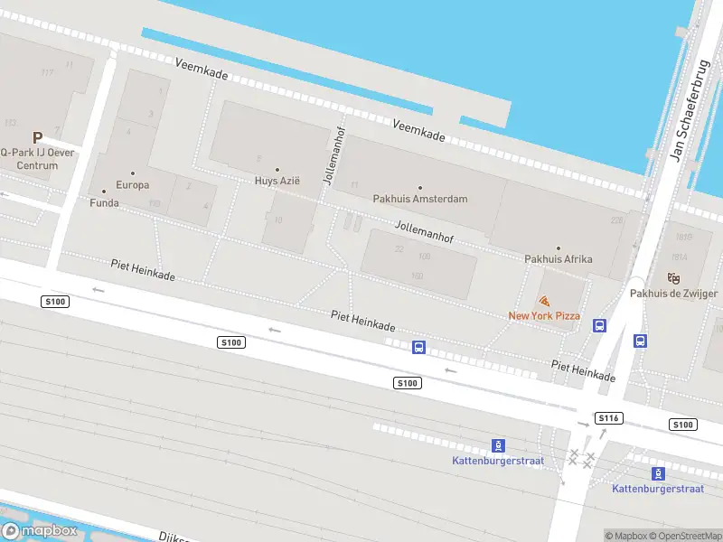 Ambulance met grote spoed naar de Piet Heinkade in Amsterdam