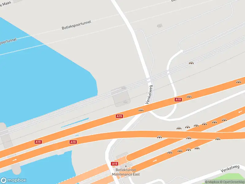 Brandweer met gepaste spoed naar de Venkelweg in Hoogvliet Rotterdam vanwege een buitenbrand