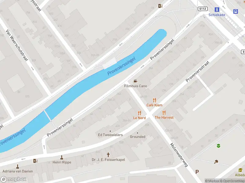 Ambulance met grote spoed naar de Provenierssingel in Rotterdam