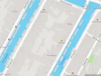 Ambulance met grote spoed naar de Korsjespoortsteeg in Amsterdam