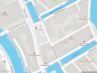 Ambulance met grote spoed naar de Raamplein in Amsterdam