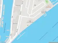 Ambulance met grote spoed naar de Compagnieshaven in Enkhuizen