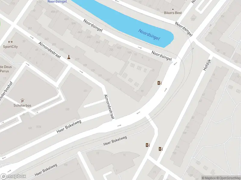 Ambulance met gepaste spoed naar de Almondestraat in Rotterdam