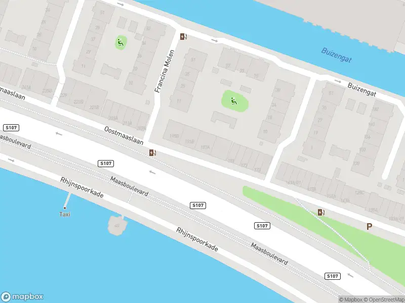 Ambulance met grote spoed naar de Oostmaaslaan in Rotterdam