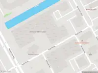 Ambulance met grote spoed naar de Hogehilweg in Amsterdam