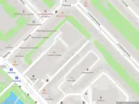 Ambulance met grote spoed naar de Linnaeuskade in Amsterdam