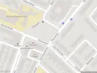Ambulance met grote spoed naar de Karel Doormanlaan in Haarlem