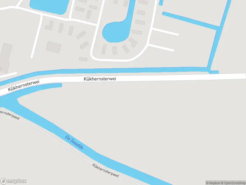 Politie met grote spoed naar de Kûkhernsterwei in De Westereen vanwege voertuigen te water