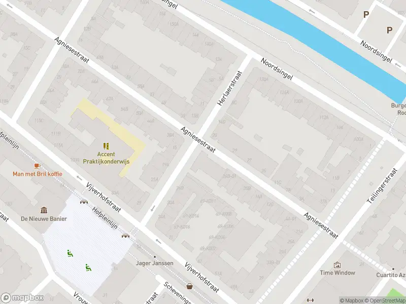 Ambulance met grote spoed naar de Herlaerstraat in Rotterdam