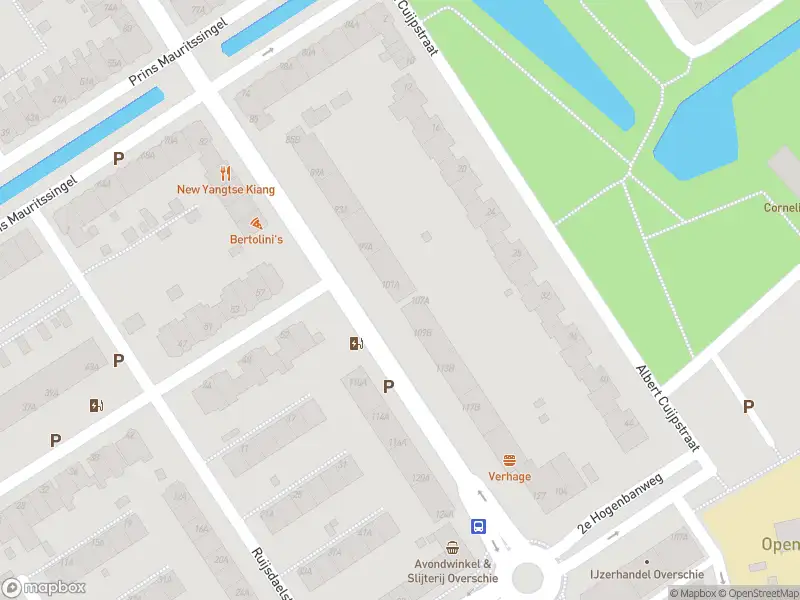 Ambulance met grote spoed naar de Burgemeester Baumannlaan in Rotterdam