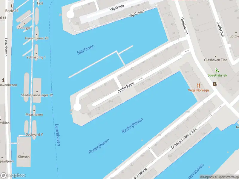 Ambulance met grote spoed naar de Jufferkade in Rotterdam