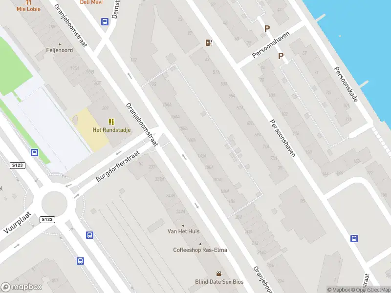 Ambulance met grote spoed naar de Oranjeboomstraat in Rotterdam