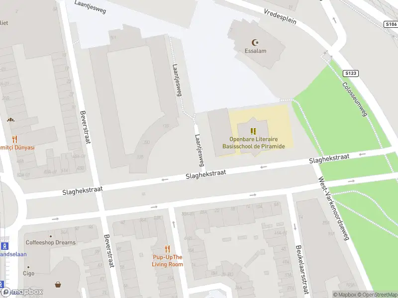 Ambulance met grote spoed naar de Slaghekstraat in Rotterdam