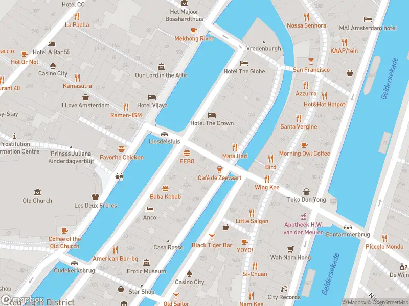 Ambulance met gepaste spoed naar de Korte Niezel in Amsterdam