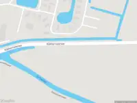 Politie met grote spoed naar de Kûkhernsterwei in De Westereen vanwege voertuigen te water