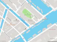 Ambulance met grote spoed naar de Sint Antoniesluis in Amsterdam
