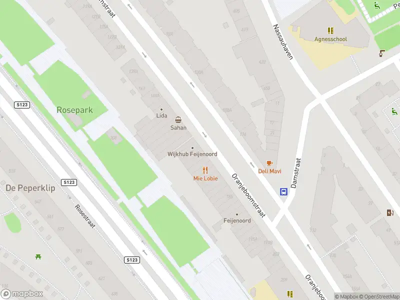 Ambulance met gepaste spoed naar de Oranjeboomstraat in Rotterdam