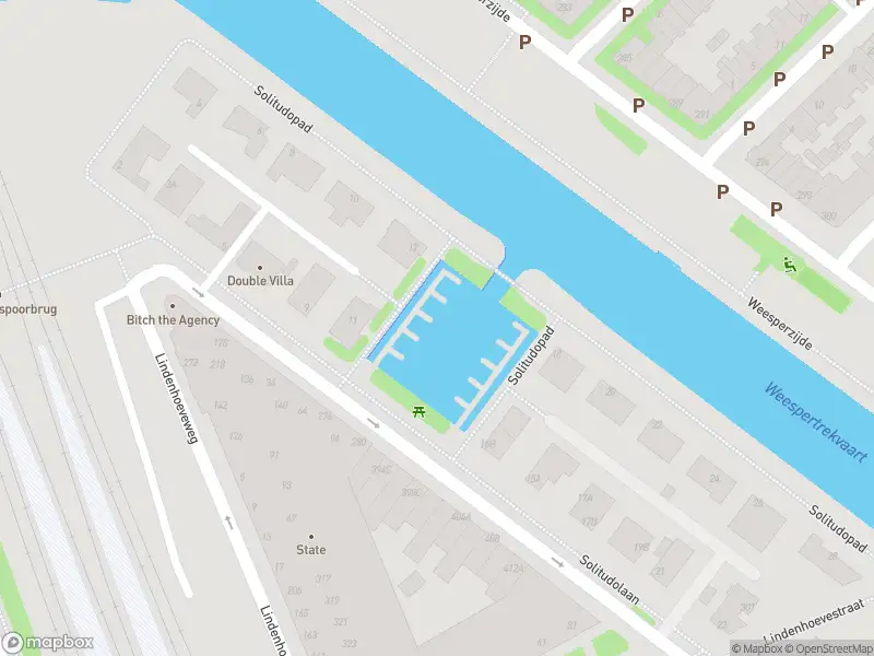 Ambulance met grote spoed naar de Solitudopad in Amsterdam