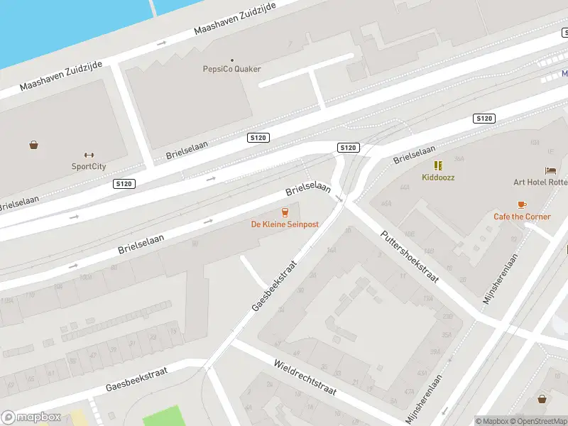 Ambulance met grote spoed naar de Brielselaan in Rotterdam