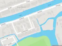 Ambulance met grote spoed naar de Zoutziedershof in Edam