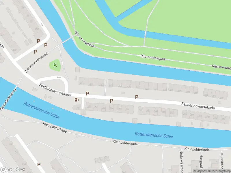 Ambulance met gepaste spoed naar de Zestienhovensekade in Rotterdam