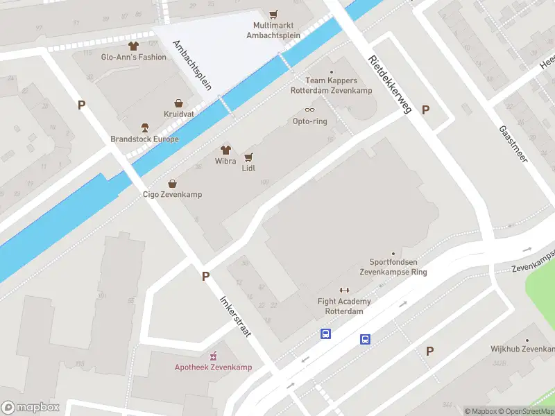 Ambulance met grote spoed naar de Griendwerkerstraat in Rotterdam