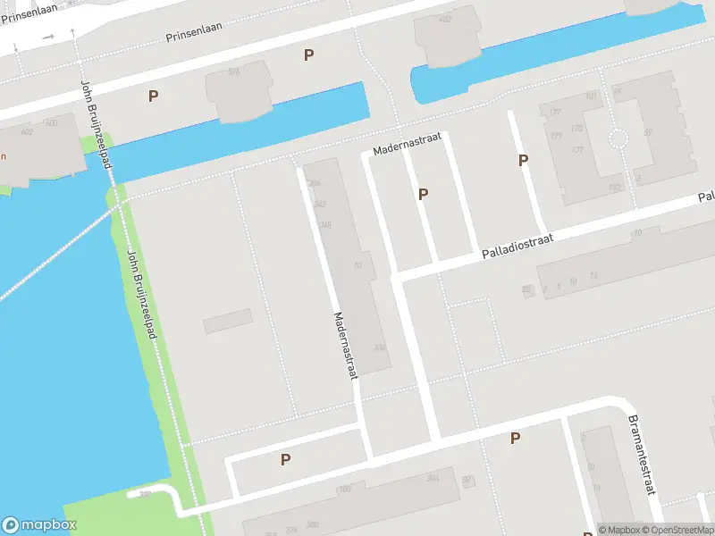 Ambulance met grote spoed naar de Madernastraat in Rotterdam