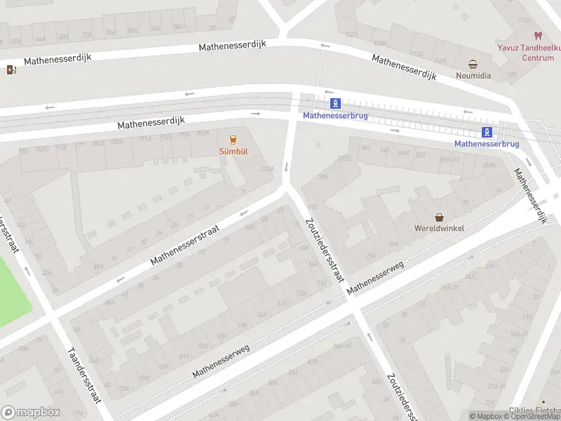 Ambulance met grote spoed naar de Mathenesserstraat in Rotterdam