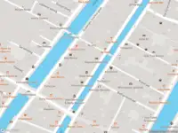Ambulance met grote spoed naar de Damstraat in Amsterdam