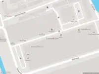 Ambulance met grote spoed naar de Leeuwenstein in Delft