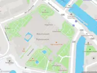 Ambulance met grote spoed naar de Museumstraat in Amsterdam