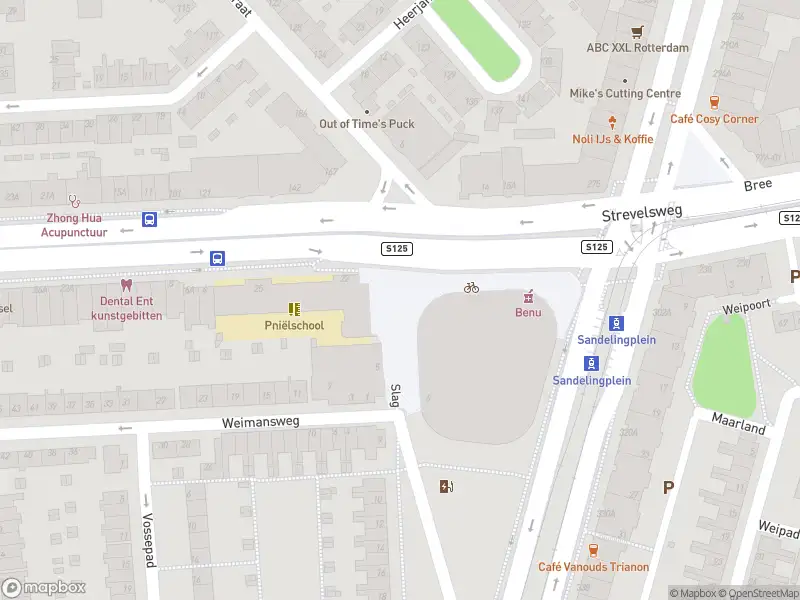 Ambulance met grote spoed naar de Sandelingplein in Rotterdam