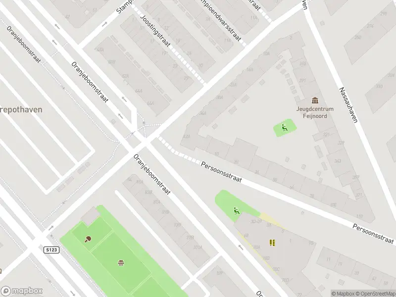 Ambulance met grote spoed naar de Oranjeboomstraat in Rotterdam
