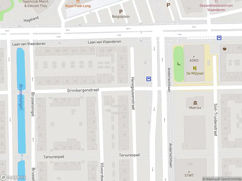 Ambulance met gepaste spoed naar de Grimbergenstraat in Amsterdam