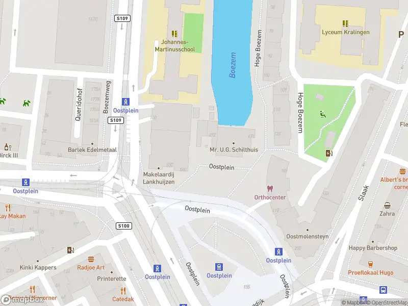 Ambulance met grote spoed naar de Oostplein in Rotterdam