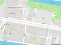 Ambulance met grote spoed naar de Langegracht in Leiden