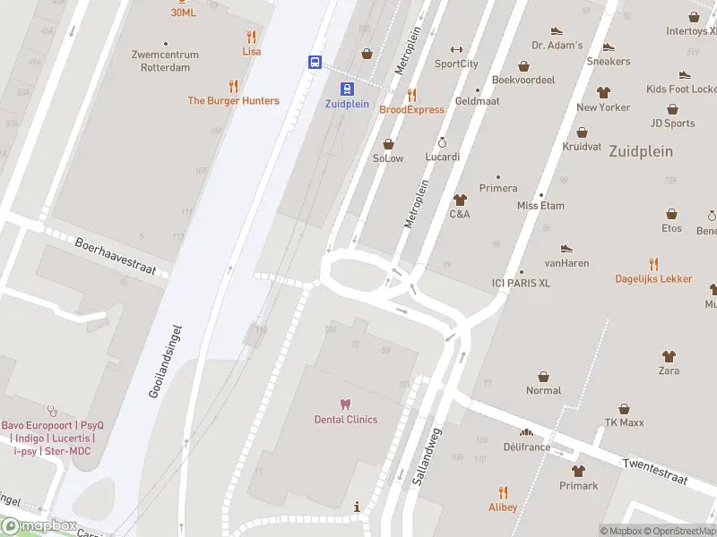 Ambulance met grote spoed naar de Metroplein in Rotterdam