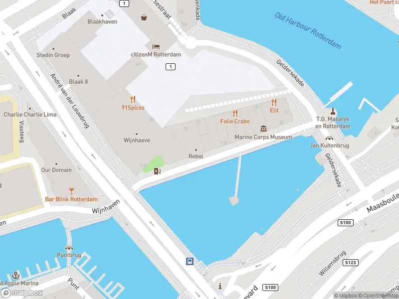 Ambulance met gepaste spoed naar de Wijnhaven in Rotterdam
