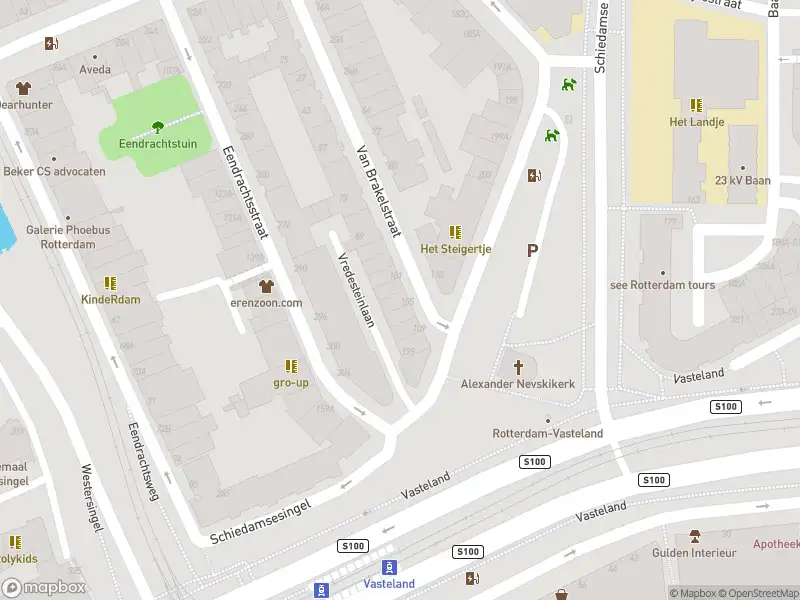 Ambulance met grote spoed naar de Schiedamsesingel in Rotterdam