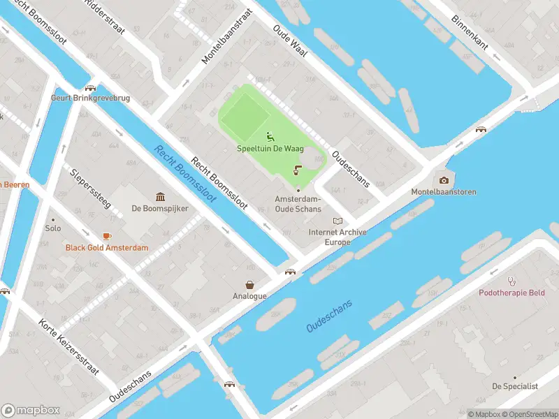 Ambulance met grote spoed naar de Jodenbreestraat in Amsterdam
