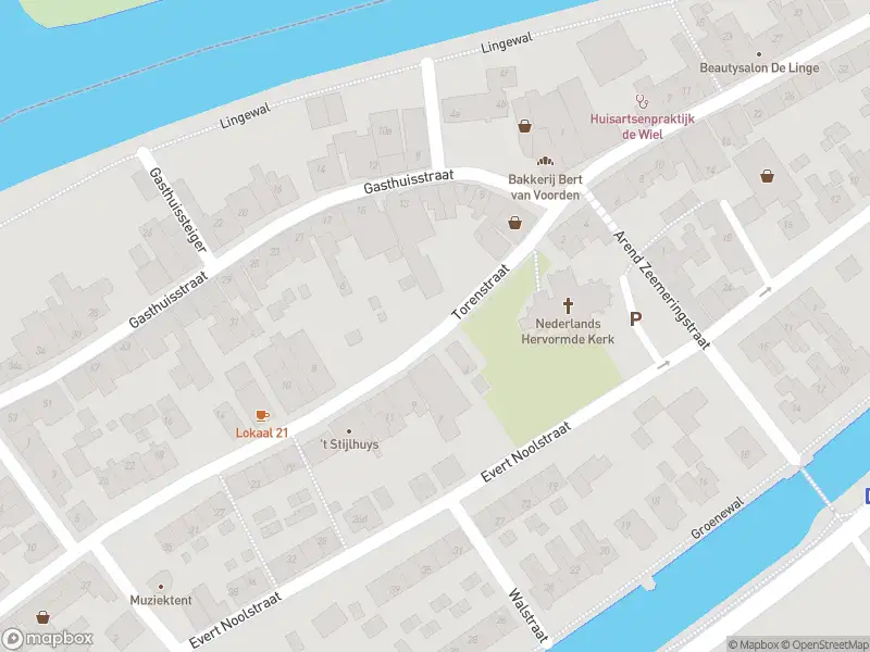 Brandweer met gepaste spoed naar de Voorstraat in Heukelum vanwege stormschade