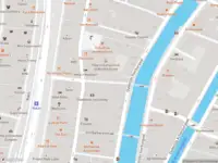 Ambulance met grote spoed naar de Nes in Amsterdam