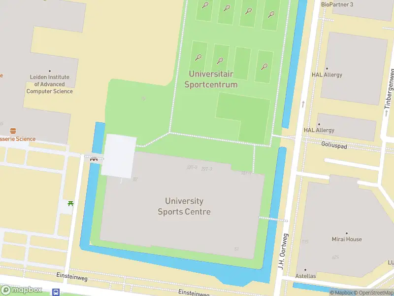 Ambulance met grote spoed naar de Einsteinweg in Leiden