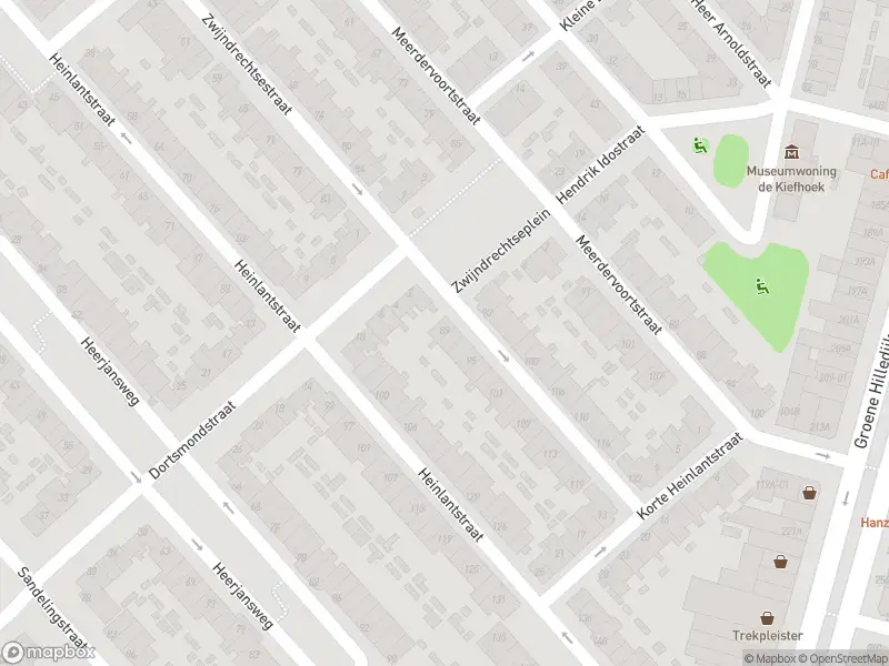 Ambulance met grote spoed naar de Zwijndrechtsestraat in Rotterdam
