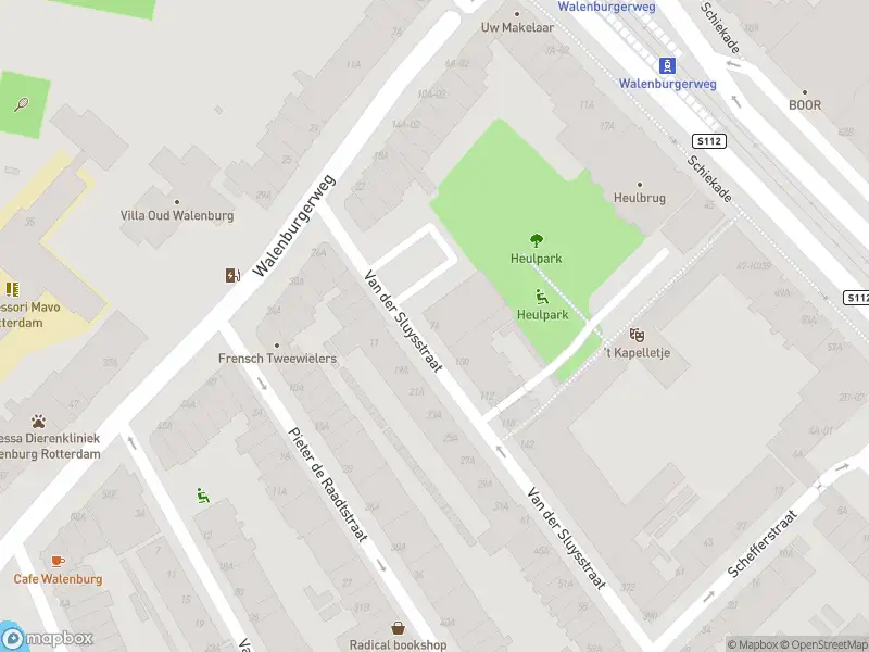 Ambulance met grote spoed naar de Van der Sluysstraat in Rotterdam