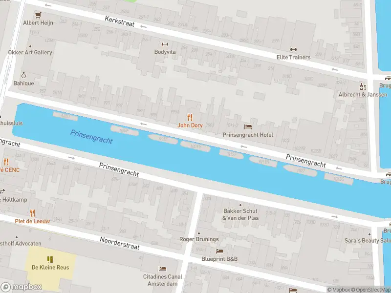 Ambulance met grote spoed naar de Prinsengracht in Amsterdam