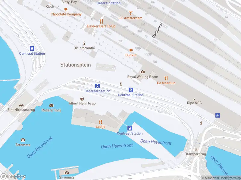 Brandweer met gepaste spoed naar de Stationsplein in Amsterdam