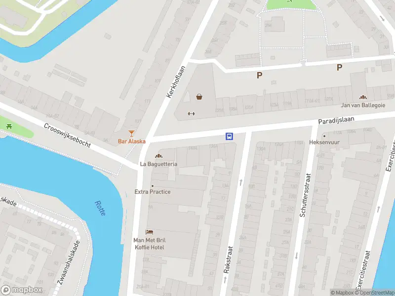 Ambulance met grote spoed naar de Paradijslaan in Rotterdam