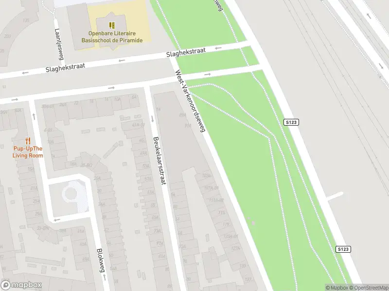 Ambulance met grote spoed naar de West-Varkenoordseweg in Rotterdam